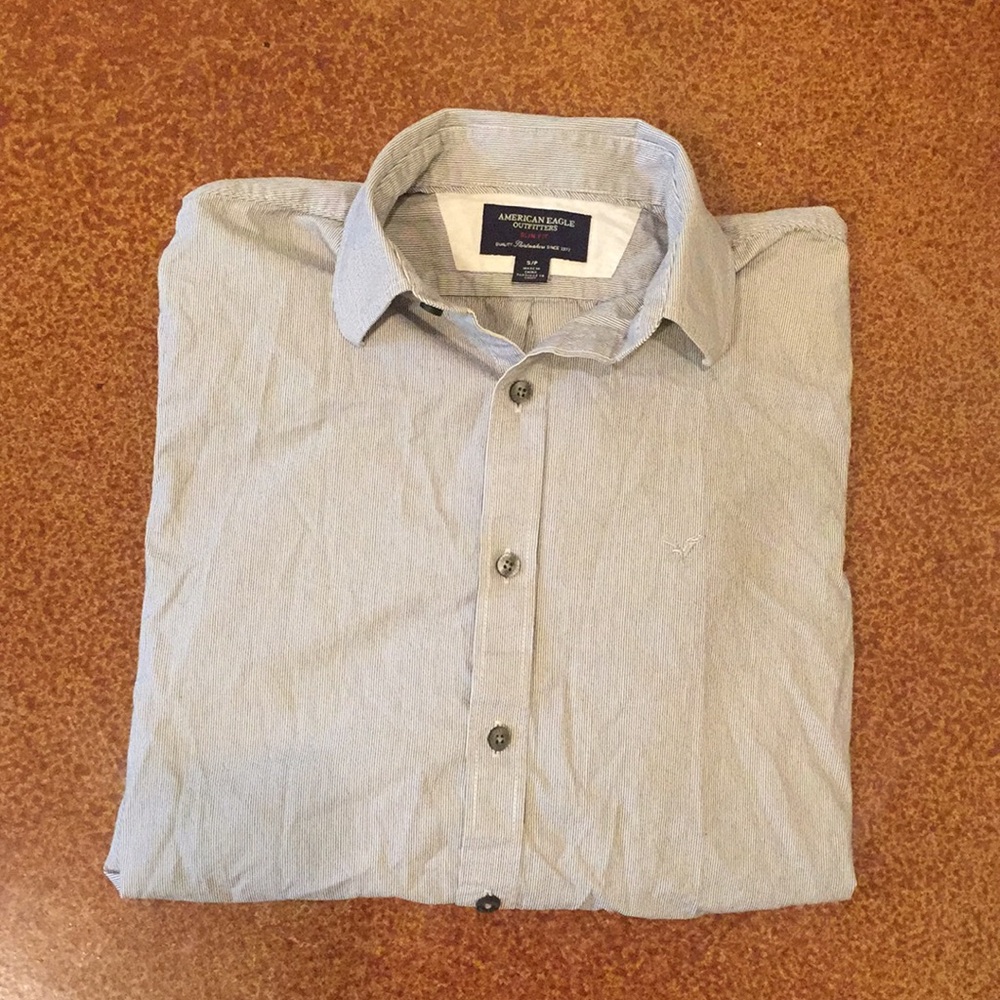 American eagle men’s long sleeve button down!